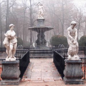 Fuente de Hércules y la Hidra en el Jardín de la Isla de Aranjuez bajo la niebla