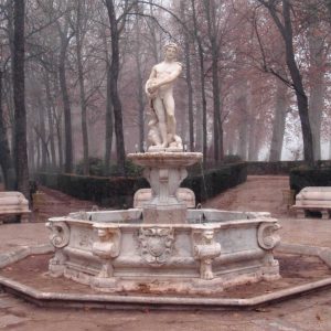 Fuente de Vertumno en el Jardín de la Isla de Aranjuez bajo la niebla