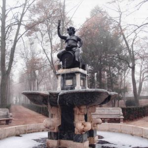 Fuente de Baco en el Jardín de la Isla de Aranjuez bajo la niebla