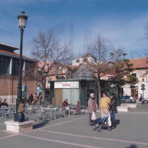 Varias personas en la Plaza de la Constitución de Aranjuez junto a la Heladería Isabelo