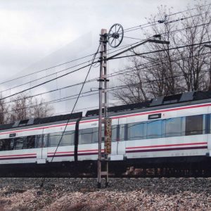 Tren de cercanias a su paso por la zona de las Doce Calles en Aranjuez