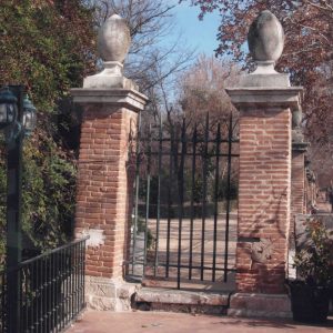 Comienzo de la verja del Jardín del Príncipe de Aranjuez junto al Restaurante El Rana Verde