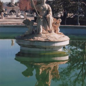 Grupo escultórico central de la Fuente de Ceres en el Jardín del Parterre de Aranjuez, a su espalda la Fuente de Hercules y Anteo