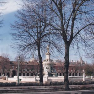 Fuente de Venus (o de la Mariblanca) desde la Carrera de Andalucía en Aranjuez, al fondo Casas de Oficios y Caballeros