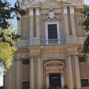Varias personas a la entrada de la Iglesia de San Pascual en Aranjuez