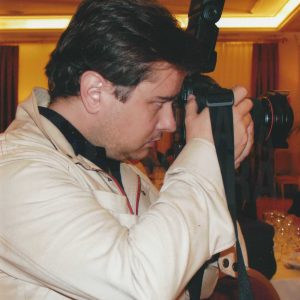 Antonio Martín Ballesteros, fotógrafo, realizando su trabajo en Aranjuez