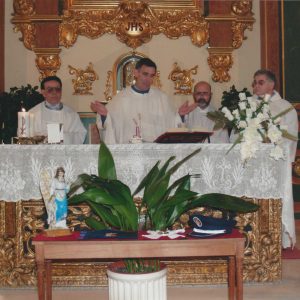 El P. Joaquín Rodríguez oficia una misa junto a José Antonio Luengo Lora, cura párroco de la parroquia de San Antonio, al P. David Kelly y a otro sacerdote