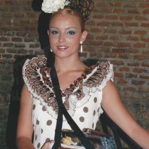 Retrato de una bailarina del espectáculo Passionata Andaluza vendiendo productos de merchandising