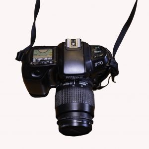 Cámara Nikon F70, reflex con objetivo de 35 a 80 mm intercambiable. Negra