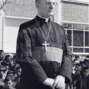 Cardenal Monseñor Luigi Dadaglio, Nuncio del Vaticano, y otras personas en la inauguración del edificio del Colegio Apóstol Santiago en la Calle Moreras de Aranjuez