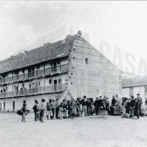 Vecinos y vecinas cogiendo agua de una fuente junto a la Casa del Barco en Aranjuez