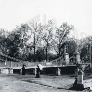 Mujeres con parasol  junto al antiguo Puente Barcas en Aranjuez