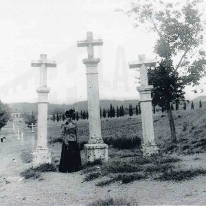 Una mujer en el antiguo viacrucis de Aranjuez