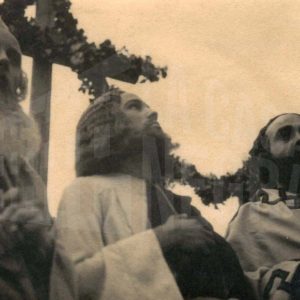Tres personas durante la representación del Domingo de Ramos en Aranjuez