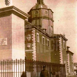 Un guardia urbano junto al monumento al Sagrado Corazón  y la Iglesia de Alpajés de Aranjuez