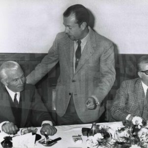 El Alcalde de Aranjuez, Antonio Clavet Fernández-Victorio, entrega el Fresón de oro al torero Domingo Ortega en el Restaurante Casa Pablo