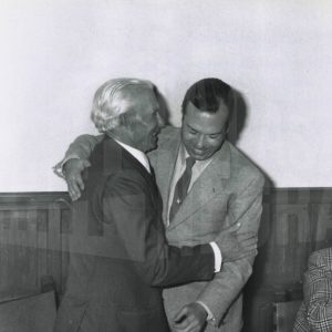 El Alcalde de Aranjuez, Antonio Clavet Fernández-Victorio, entrega el Fresón de oro al torero Domingo Ortega en el Restaurante Casa Pablo