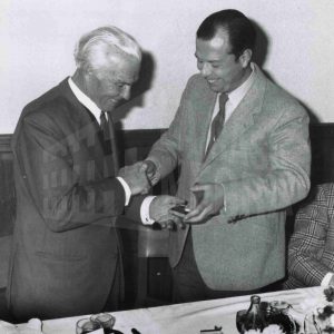 El Alcalde de Aranjuez, Antonio Clavet Fernández-Victorio, entrega el Fresón de oro al torero Domingo Ortega en el Restaurante Casa Pablo