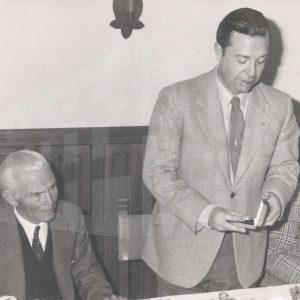 El Alcalde de Aranjuez, Antonio Clavet Fernández-Victorio, entrega el Fresón de oro al torero Domingo Ortega en el Restaurante Casa Pablo