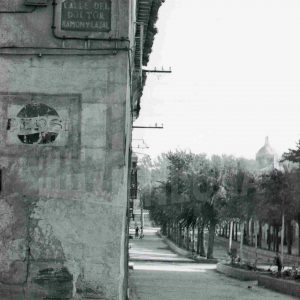 Esquina de la Calle Ramón y Cajal (actualmente Calle Abastos) con la Calle Montesinos en Aranjuez. Cúpula de la Iglesia de Alpajés al fondo