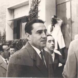 El Director General de Industrias Químicas y exdirector de la fábrica, Miguel Salis Balzola, y otras autoridades durante la visita del Príncipe Juan Carlos a las instalaciones de MAFE (Manufacturas Fotográficas Españolas) en Aranjuez
