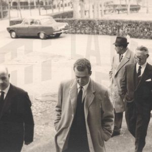 El Príncipe Juan Carlos de Borbón junto a personal directivo y autoridades durante su visita a las instalaciones de la fábrica MAFE (Manufacturas Fotográficas Españolas) en Aranjuez