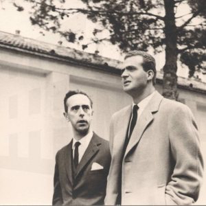 El Príncipe Juan Carlos de Borbón junto a personal directivo y autoridades durante su visita a las instalaciones de la fábrica MAFE (Manufacturas Fotográficas Españolas) en Aranjuez