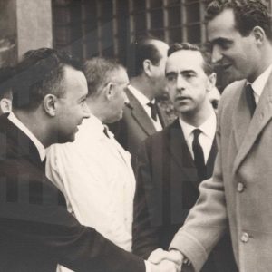 El Príncipe Juan Carlos de Borbón junto a personal directivo y autoridades durante su visita a las instalaciones de la fábrica MAFE (Manufacturas Fotográficas Españolas) en Aranjuez