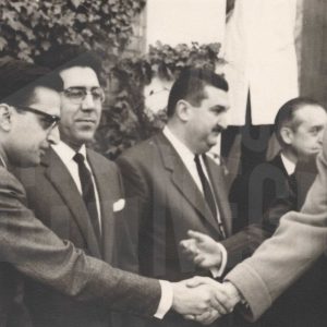 El Príncipe Juan Carlos de Borbón junto a personal directivo y autoridades durante su visita a las instalaciones de la fábrica MAFE (Manufacturas Fotográficas Españolas) en Aranjuez