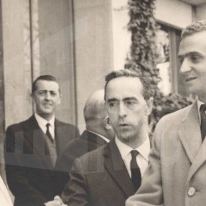 El Príncipe Juan Carlos de Borbón junto a personal directivo y autoridades durante su visita a las instalaciones de la fábrica MAFE (Manufacturas Fotográficas Españolas) en Aranjuez