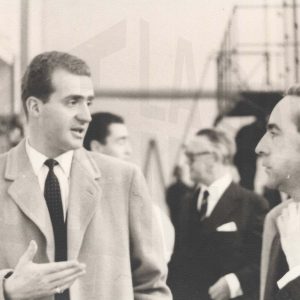 El Príncipe Juan Carlos de Borbón junto a personal directivo durante su visita a las instalaciones de la fábrica MAFE (Manufacturas Fotográficas Españolas) en Aranjuez