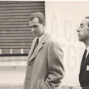El Príncipe Juan Carlos de Borbón junto a personal directivo durante su visita a las instalaciones de la fábrica MAFE (Manufacturas Fotográficas Españolas) en Aranjuez