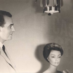 El Príncipe Juan Carlos de Borbón junto a personal directivo durante su visita a las instalaciones de la fábrica MAFE (Manufacturas Fotográficas Españolas) en Aranjuez