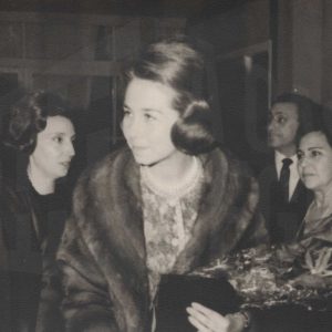 La Princesa Sofía y la infanta Margarita con otras personas durante su visita a Aranjuez