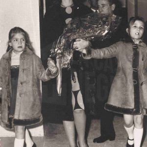 Los príncipes Juan Carlos de Borbón y Sofía de Grecia con sus hijas en una competición internacional de natación en Madrid