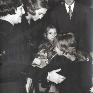 Los príncipes Juan Carlos de Borbón y Sofía de Grecia con su hija Elena y otras personas en una competición internacional de natación en Madrid