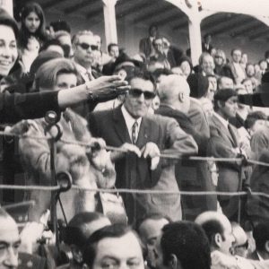 La Princesa Sofía lanza un sombrero al ruedo de la Plaza de Toros de Aranjuez