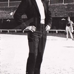 El actor Rik Battaglia  en la Plaza de Toros de Aranjuez durante un descanso del rodaje de la película «El último rey de los incas»