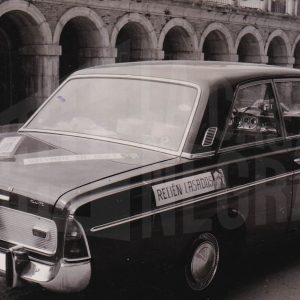 Un coche alemán con un letrero de «Recién casados» en la Plaza de San Antonio en Aranjuez