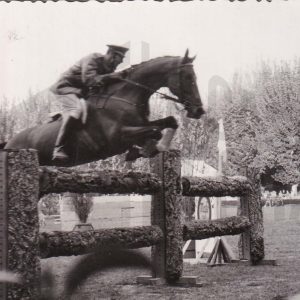 Un jinete militar a caballo durante un concurso de saltos en Aranjuez