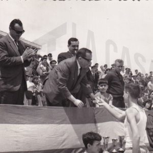 El doctor Hermida entrega un premio de atletismo ante dos concejales del Ayuntamiento de Aranjuez