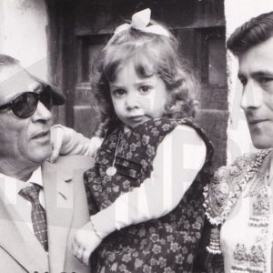 El antiguo novillero «Barajas» con una niña en brazos junto al novillero Laredo