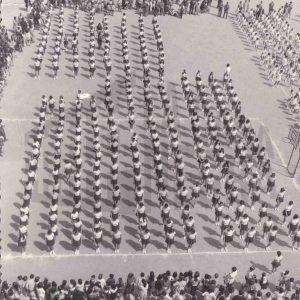 Alumnas del Colegio Sagrada Familia y alumnos del Colegio Apóstol Santiago durante unas Olimpiadas en Aranjuez
