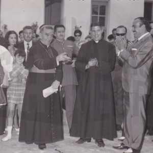 El arzobispo de Madrid, Casimiro Morcillo, junto a otros sacerdotes, al Alcalde de Aranjuez, Manuel García Moreno, y otras personas en Aranjuez
