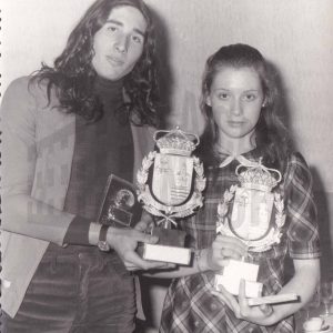 Antonio Páez y Alicia Jacoste con sus trofeos como mejores deportistas de 1974 en Aranjuez