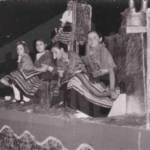 Varias niñas en una carroza en las fiestas de Aranjuez