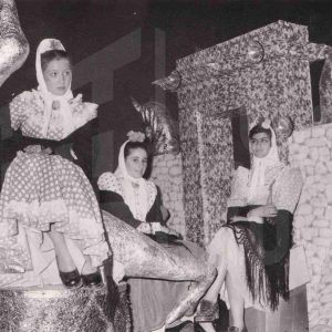 Varias niñas en una carroza en las fiestas de Aranjuez