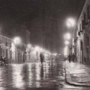 La calle Stuart de Aranjuez de noche después de la lluvia