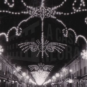 La calle Stuart de Aranjuez de noche con iluminación de fiestas