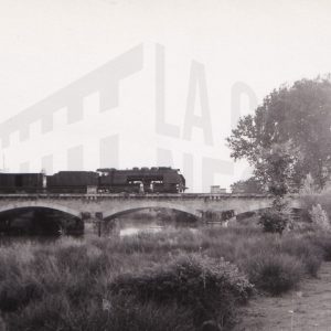 Un tren pasando sobre el puente de piedra sobre el Tajo en Aranjuez